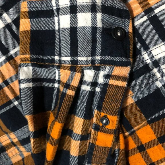 Size M button up plaid flannel shirt - Picture 5 of 7